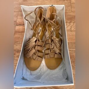 New! Steve Madden Boho Monrowe Taupe Suede Fringe Sandals 6.5